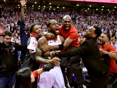 Kawhi Leonard celebra tras anotar la canasta de la victoria. (AP)