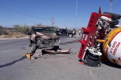 La pipa cargada con gas terminó volcada sobre su costado derecho sobre la carretera a La Partida, frente al ejido La Paz. (EL SIGLO DE TORREÓN)