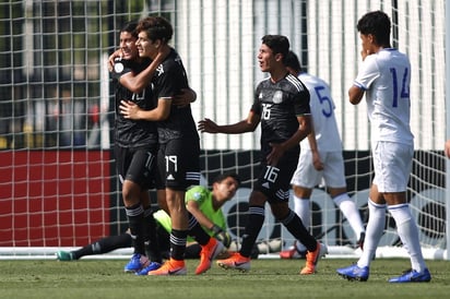 Los jugadores de la Selección Mexicana Sub-17 festejan tras anotar un gol en la paliza que le propinaron a El Salvador en el Premundial. (CORTESÍA)