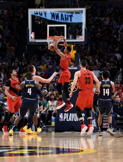 C.J. McCollum clava el balón durante el juego en el que los Trail Blazers de Portland vencieron 100-96 a los Nuggets de Denver. (AP)