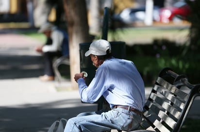 Adultos mayores se enfrentan a un panorama complicado para costear gastos básicos ante la lentitud de la entrega de apoyos. (ARCHIVO)