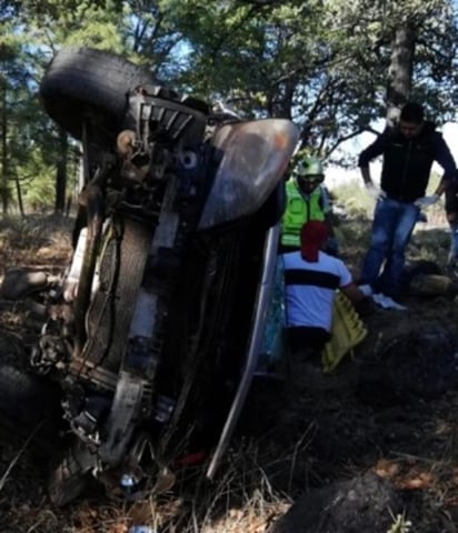 Al lugar acudió personal de Bomberos, Protección Civil y paramédicos de Cruz Roja del municipio de Pueblo Nuevo para auxiliar a los ocupantes de la unidad. (EL SIGLO DE TORREÓN)