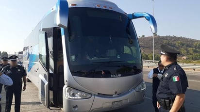 Oficiales de la Policía Federal interceptaron a 31 migrantes centroamericanos que viajaban de manera ilegal en un autobús de pasajeros que transitaba por la autopista México-Querétaro rumbo al norte del país, con el objetivo de llegar a la frontera con Estados Unidos para cruzar en busca del 'sueño americano'. (TWITTER)