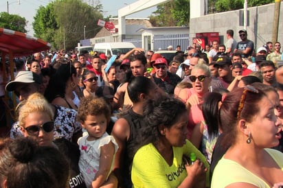 Un número creciente de cubanos trata de llegar a Estados Unidos a través de la frontera con México, uniéndose a los cientos de personas que esperan meses en el lado mexicano para poder solicitar asilo. (ARCHIVO)