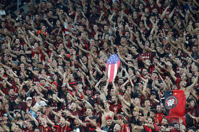 Hinchas brasileños del Paranaense durante un partido de la Copa Libertadores ante el Atlético Junior de Barranquilla. (ARCHIVO)