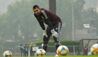 El portero de Santos Laguna, Jonathan Orozco, durante una sesión de entrenamiento con la Selección Mexicana. (CORTESÍA)