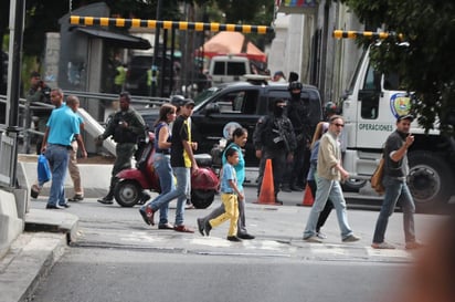 Desde primera hora, la sede de la AN contó con un fuerte despliegue. (EFE)