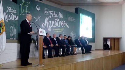 En el marco del Día del Maestro, el Gobierno de Coahuila entregó esta mañana reconocimientos a maestros y maestras que cumplen 30, 40 y 50 años de servicios y también otorgó la Presea al Mérito Magisterial que distingue a quien tenga una labor educativa destacada y que contribuya al bienestar de la comunidad. (EL SIGLO DE TORREÓN/FERNANDO COMPEÁN)