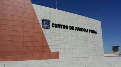 Fue el día de hoy que se llevó a cabo la audiencia de vinculación en el Centro de Justicia Penal en Saltillo, donde el imputado por el delito mencionado, Nahum 'N', no pudo ser vinculado por el juez de control por falta de elementos. (ARCHIVO)
