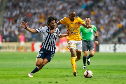 El mexicano de Rayados, Rodolfo Pizarro (i), y el colombiano de Tigres, Julián Quiñones (d), disputan un balón durante el partido de vuelta de la final de la pasada Liga de Campeones de la Concacaf. (JAM MEDIA)