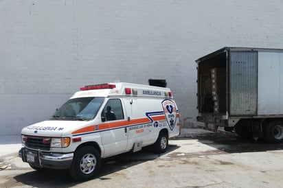 Una ambulancia de Ambumed acudió al lugar y trasladó al herido a la Cruz Roja. (EL SIGLO DE TORREÓN)