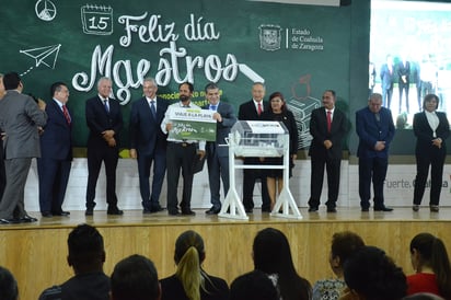 En la celebración por el Día del Maestro, ayer el Gobierno del Estado entregó reconocimientos y estímulos a los docentes. (FERNANDO COMPEÁN)