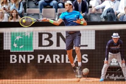 Matteo Berrettini dio la gran sorpresa del día en la rama varonil al eliminar 7-5, 7-5 a Alexander Zverev. (AP)