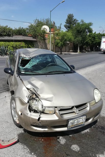 El parabrisas del automóvil quedó destrozado; afortunadamente el motociclista traía puesto su casco. (EL SIGLO DE TORREÓN)