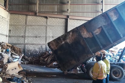 Destruyen uniformes de la Policía Municipal de Torreón para evitar que se pueda dar un mal uso a los mismos. (ROBERTO ITURRIAGA)