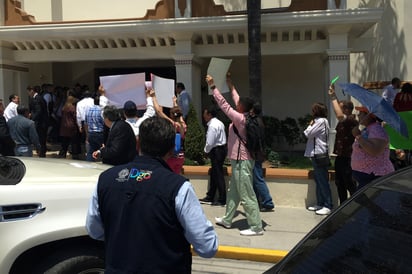 Maestros del Programa Nacional de Inglés y los que cubren interinatos, se manifestaron durante la llegada del gobernador a Gómez. (EL SIGLO DE TORREÓN)