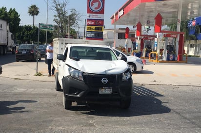 Los paramédicos de la Cruz Roja arribaron al lugar del accidente para atender a una persona de la tercera edad. (EL SIGLO DE TORREÓN)