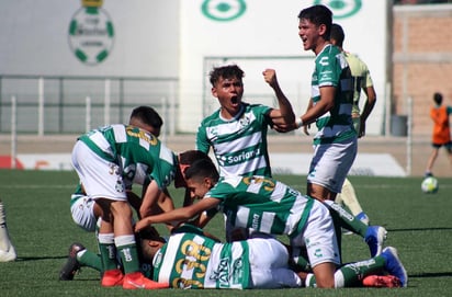 Fue el santista Jordan Carrillo, quien abrió el marcador en Guadalajara al minuto 27, pero al 30’, Alonso Ramírez desde los once pasos empató el encuentro. (EL SIGLO DE TORREÓN)