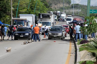 Maestros de la Coordinadora Nacional de Trabajadores de la Educación (CNTE) bloquean distintos accesos carreteros a Tuxtla Gutiérrez, en protesta contra la reforma educativa. (ARCHIVO)