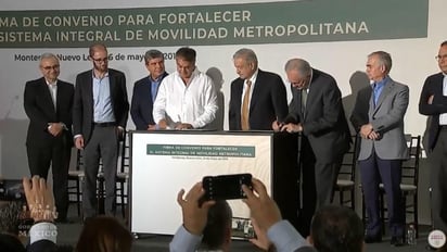 El presidente Andrés Manuel López Obrador llegó al aeropuerto de esta ciudad y fue recibido por el gobernador Jaime Rodríguez Calderón, 'El Bronco'. (TWITTER)