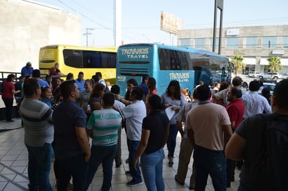 Parten a Saltillo los estudiantes laguneros que participarán en la etapa estatal de la Olimpiada Nacional del Conocimiento. (ROBERTO ITURRIAGA)