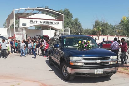 Familiares y demás seres queridos de Milagros, la pequeña de 2 años que se presume fue asesinada por su padrastro, acompañaron al lugar donde descansarán sus restos. (EL SIGLO DE TORREÓN/EDITH GONZÁLEZ)