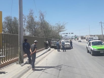 El conductor perdió el control sobre el bulevar Carlos Herrera y se proyectó contra un arbotante, el cual derribó, para luego chocar contra una camioneta pick up marca Ford. (EL SIGLO DE TORREÓN)