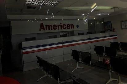 De acuerdo con grupos activistas, los venezolanos han tenido que dormir en el suelo de los aeropuertos sin solución a sus problemas.