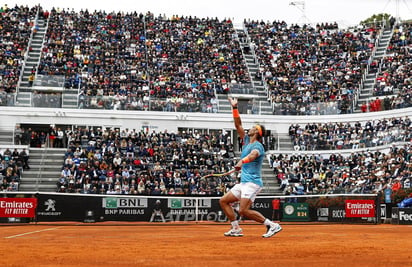 Rafa, que buscará este domingo su novena corona en Roma, consideró que ha sido más agresivo con respecto al partido contra Tsitsipas jugado la semana pasada en Madrid, cuando el ateniense obtuvo el billete para la final, a la postre ganada por el serbio Novak Djokovic. (EFE)