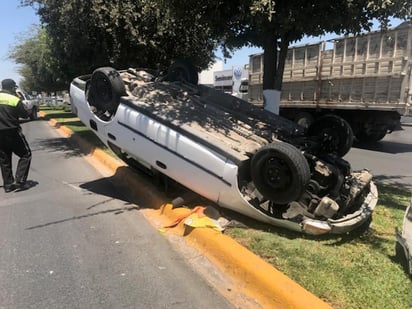 Un aparatoso choque-volcadura con saldo de una persona lesionada y daños materiales de consideración se registró la tarde del sábado sobre el bulevar Miguel Alemán a la altura de la colonia El Campestre de Gómez Palacio. (EL SIGLO DE TORREÓN)