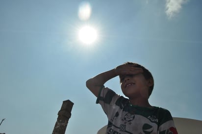 La Secretaría de Salud Federal informó que a la fecha, 24 personas en Coahuila han sufrido efectos de calor y de luz. (ARCHIVO)