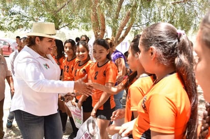 Durante su visita por San Ramón, Transporte, San Felipe y otros ejidos, la candidata saludó a cientos de personas. (CORTESÍA)