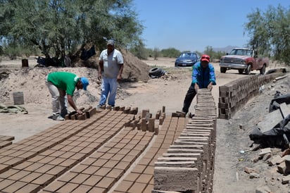 La producción del ladrillo en Matamoros data de 1903, y desde entonces, los cocedores de la primera fábrica que se ubican sobre el periférico es un símbolo de identidad del municipio. (EDITH GONZÁLEZ)