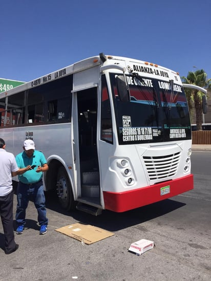 La mujer cayó de un autobús de pasajeros en movimiento frente a un centro comercial. (EL SIGLO DE TORREÓN)