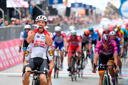 Caleb Ewan celebra tras llevarse la victoria en la octava etapa. (AP)