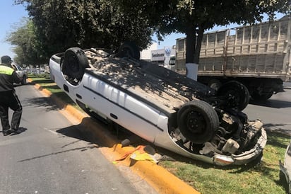 El conductor del vehículo volcado resultó lesionado y fue llevado por los paramédicos de Cruz Roja al Hospital General. (EL SIGLO DE TORREÓN)