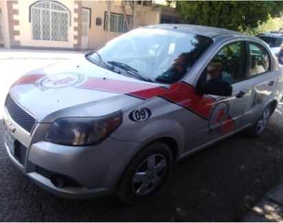 Los agentes ubicaron un vehículo Chevrolet, línea Aveo, color gris con franjas color naranja, con placas de circulación A-048-DYN del estado de Durango. (EL SIGLO DE TORREÓN)