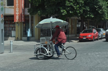 Recomiendan protegerse del intenso calor en estos días. Ayer la temperatura llegó a los 43 grados centígrados en La Laguna. (EL SIGLO DE TORREÓN)