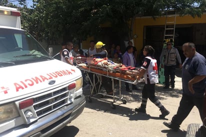 Personal del departamento de Bomberos y de la dirección de Protección Civil se encargó de realizar el rescate del hombre. (EL SIGLO DE TORREÓN)