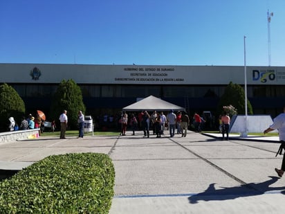 Son cerca de 400 los maestros de la región los que se encuentran frente, dentro y en los alrededores del edificio. (GUADALUPE MIRANDA)