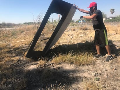 La camioneta terminó partida a la mitad a un costado de las vías. Mientras que el ferrocarril continuó su marcha. (EL SIGLO DE TORREÓN)
