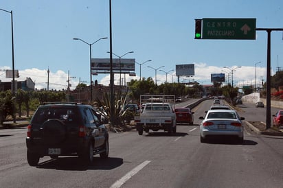 Para disminuir el uso de vehículos, que generan contaminación, autoridades estatales pusieron en marcha una campaña para utilizar la bicicleta o el transporte público, entre funcionarios locales. (ARCHIVO)