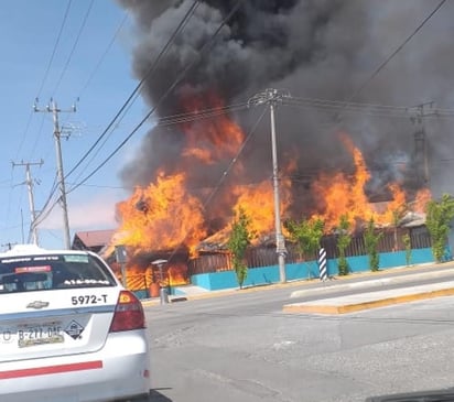 Trascendió que el siniestro se originó a causa de un corto circuito en el área de cocina. (EL SIGLO DE TORREÓN)
