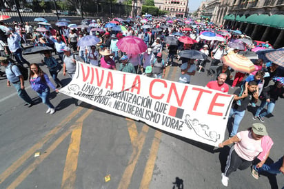 Tras la reunión con la CNTE, AMLO calificó como 'exitoso' el encuentro.