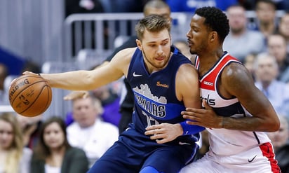 Luka Doncic (i) tuvo una gran campaña con los Mavericks de Dallas. (AP)