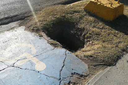 Reportaron la presencia de un pozo, así como las malas condiciones en que se encuentra una banqueta. (EL SIGLO DE TORREÓN)