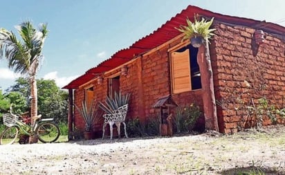 Omar Vázquez es un jardinero de Quintana Roo a quien la escasez y la pobreza lo acompañaron durante su infancia. Toda su vida ha trabajado con su creatividad y sus manos; ahora también lo hace con el sargazo. (EL UNIVERSAL)