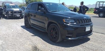 Fue alrededor de las 14:30 horas que se activó código rojo ante el reporte de persecución por parte de Policías Estatales y Municipales, de una camioneta Jeep, línea Cherokee, color negro, modelo 2017. (EL SIGLO DE TORREÓN)