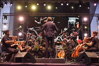 En el escenario. El encargado de dirigir a la Camerata fue el maestro Juan Carlos Lomónaco. (EL SIGLO DE TORREÓN / Ernesto Ramírez)