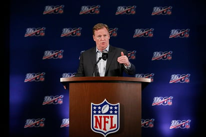 El Comisionado de la NFL, Roger Goodell, habla ayer con los medios de comunicación durante la reunión de dueños. (AP)